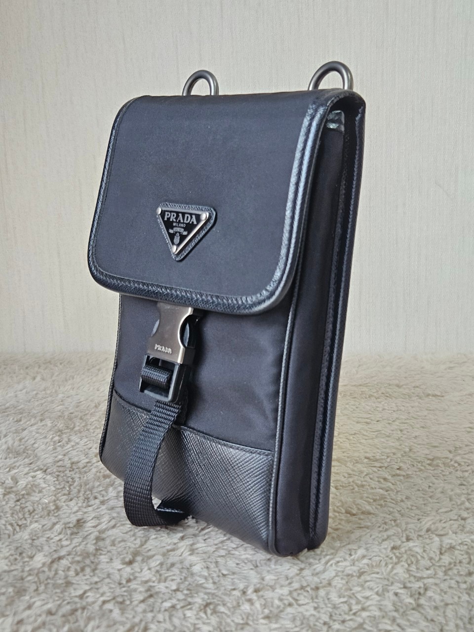 Prada Re-Nylon Smartphone Case สีดำ