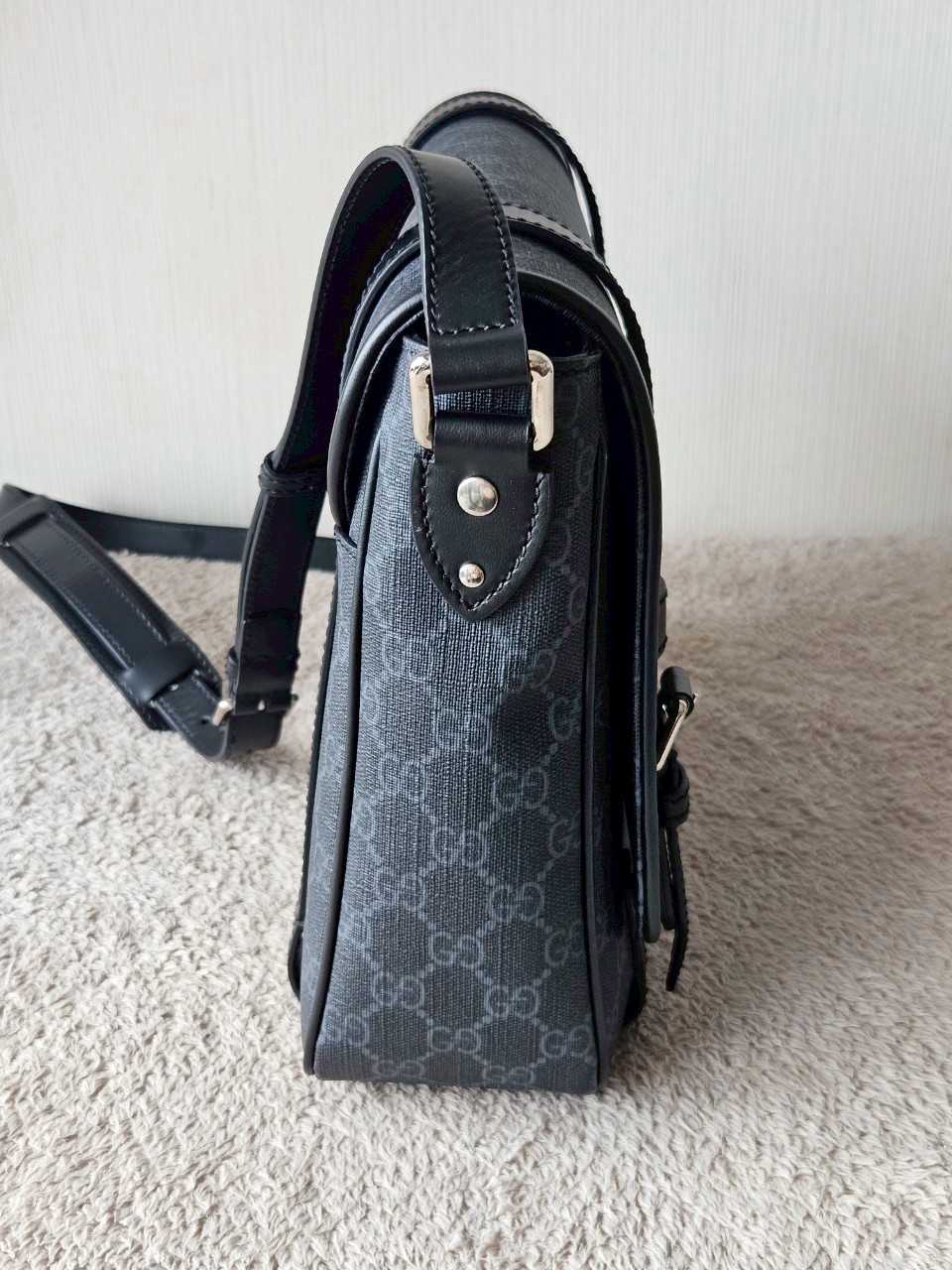 gucci messenger black GG