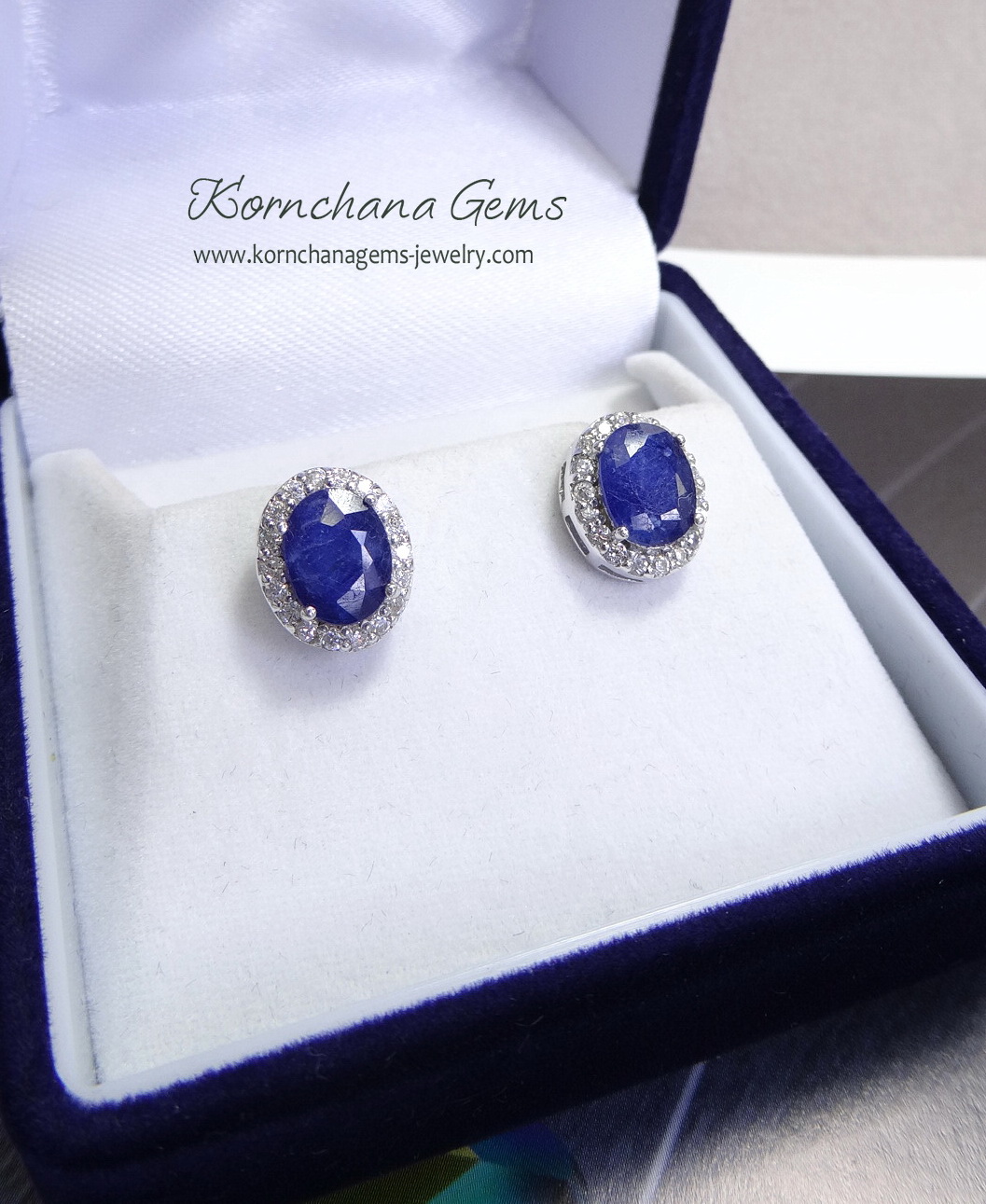 ต่างหูไพลิน พลอยสีน้ำเงินทรงไข่ขนาด 8 mm.ล้อมไวท์โทพาส ต่างหูติดหูเรียบๆแบบนี้ใส่ได้ตลอดไม่มีตกยุคคร่าาตัวเรือนเงินแท้ silver925