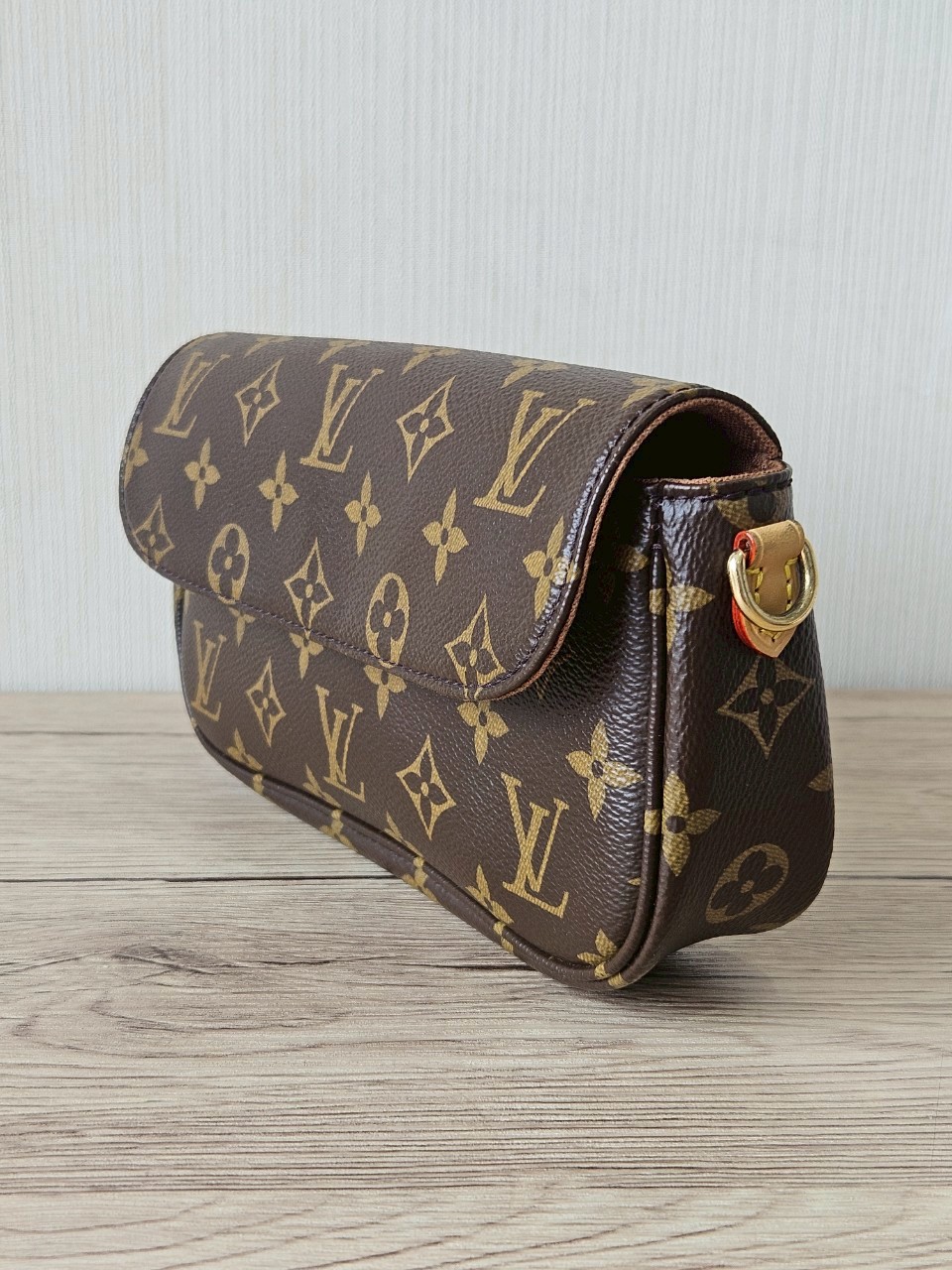 LV Woc Ivy Monogram Microchip