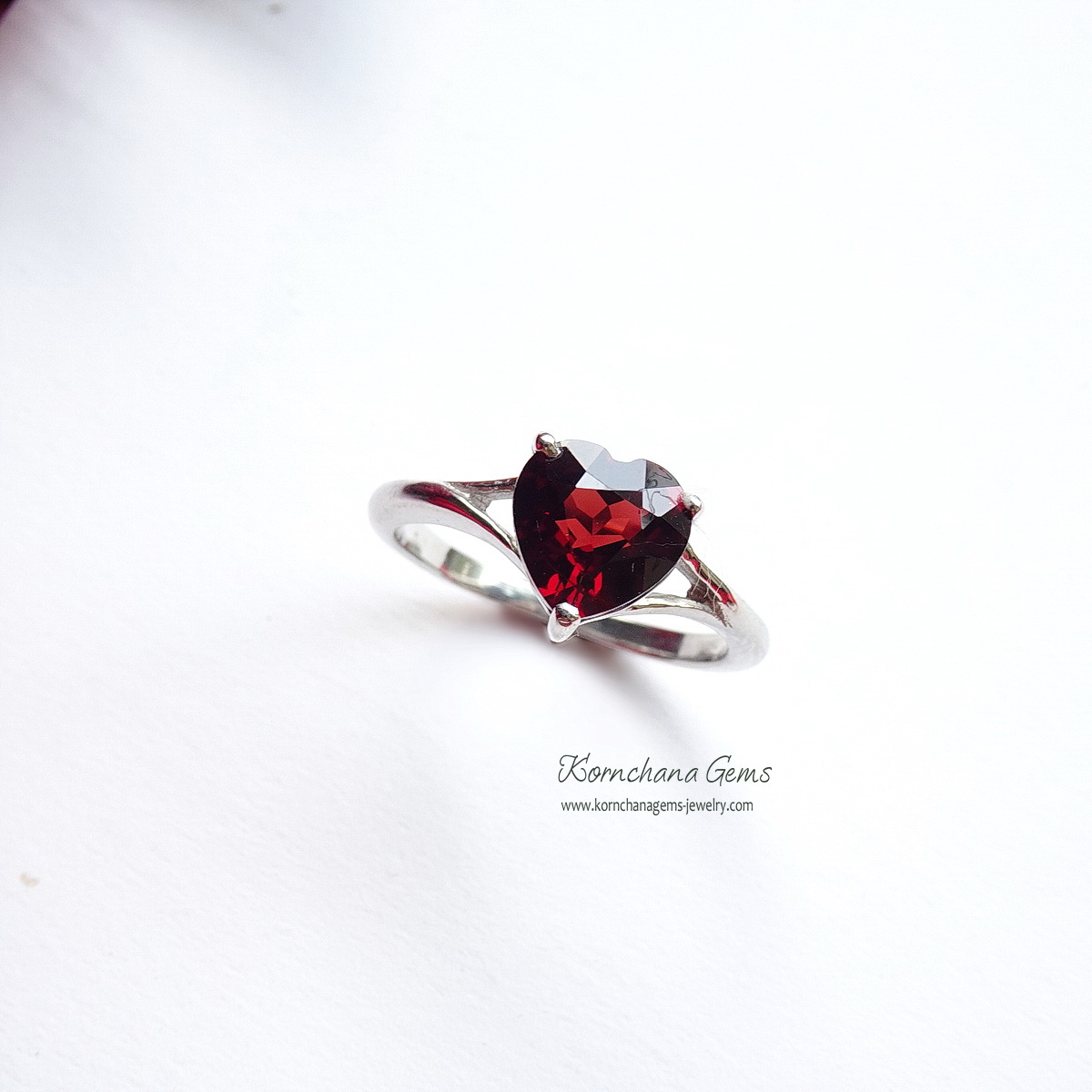 แหวนหัวใจสีแดงพลอยการ์เนทหรือโกเมนสีแดงเข้มเม็ดเดียวโดดเด่น น่ารัก สื่อถึงรักแท้รักเดียว ตัวเรือนเงินแท้ silver925 ชิ้นงานประณีต จัดส่งรวดเร็ว