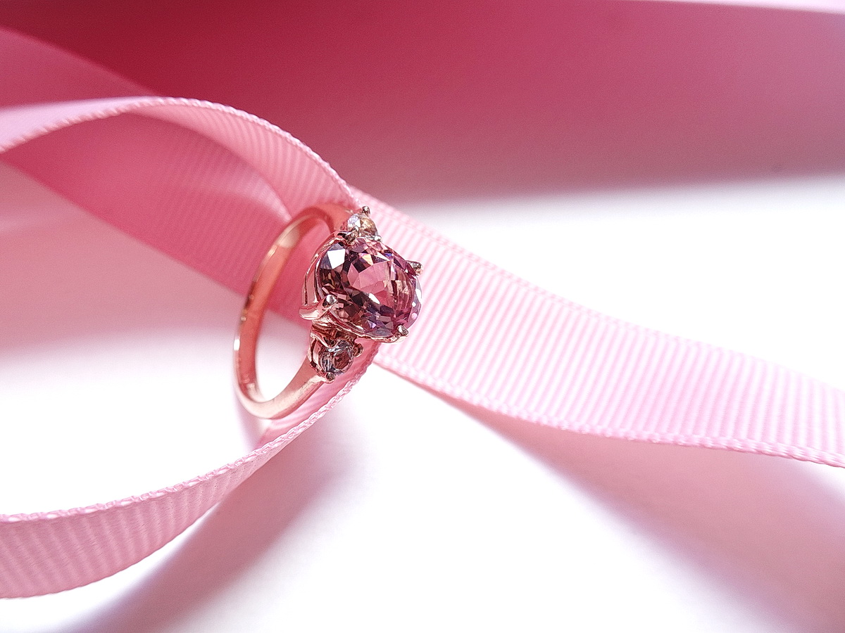 แหวนรุ่นขายดี แหวนพลอยพิงค์ทัวร์มาร์ลีน สีพีช ตัวเรือนพิงค์โลด์ พลอยสีสวยมาก เล่นไฟสวยละมุนมากคะ