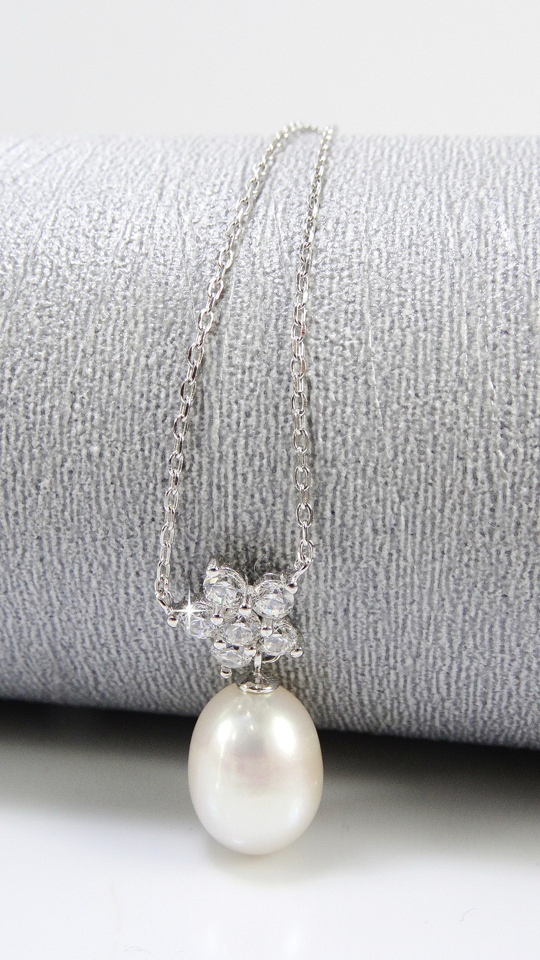 สร้อยคอพร้อมจี้มุกแท้ ดีไซน์เก๋ตัวเรือนจี้เป็นดอกไม้ห้อยด้วยมุกสีครีม พร้อมสร้อยเงินแท้ silver925 ความยาวจี้ 1.5 ซม.