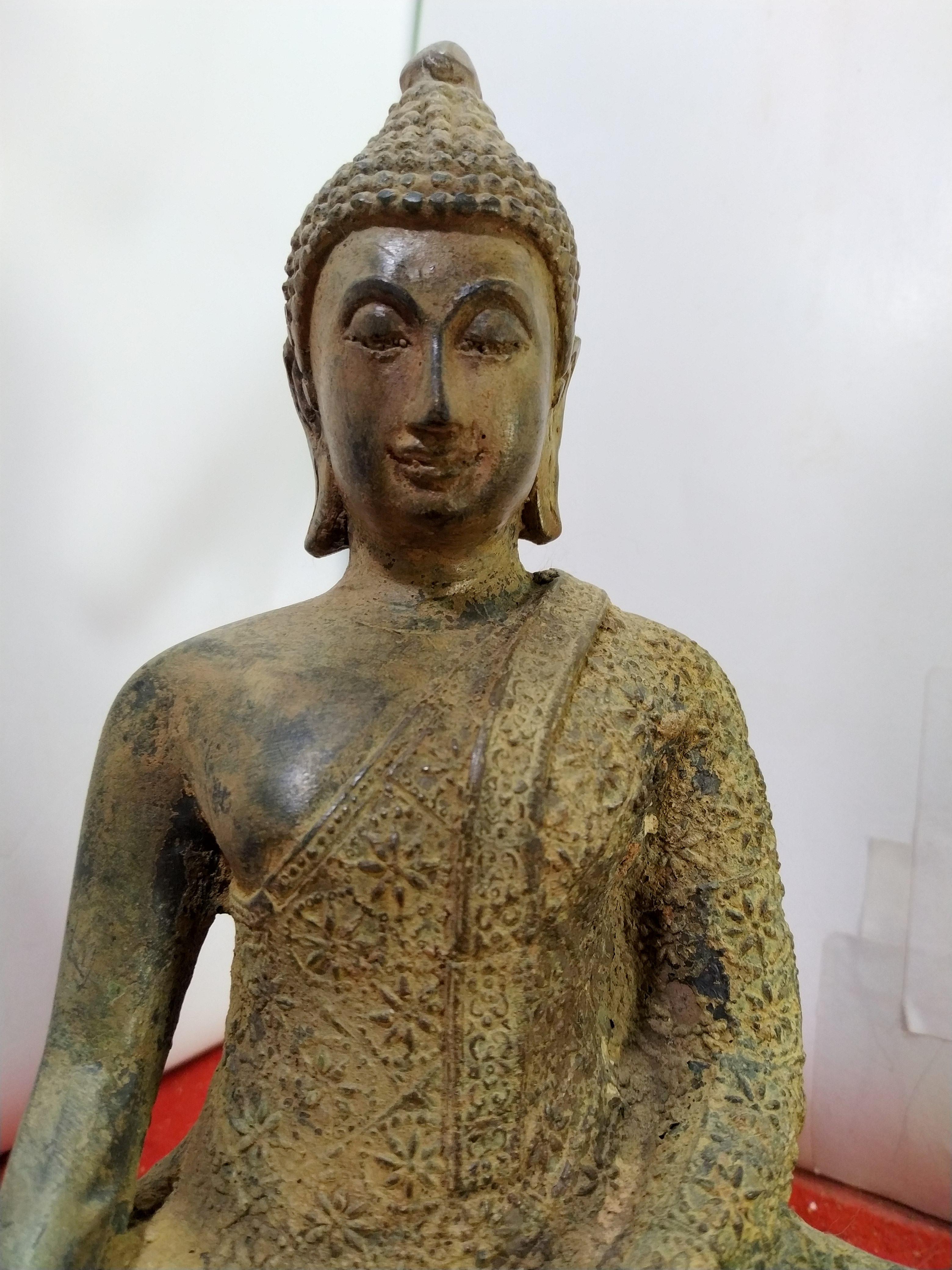 พระเชียงแสน ห่มจีวรลายดอกพิกุล หน้าตัก 5 นิ้ว สภาพเก่า