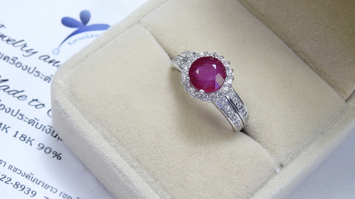 รับทำแหวนทับทิมตามแบบเป็นพลอยทับทิมสีชมพูทรงกลมล้อมเพทาย หรือเพชรแท้ได้ตามความต้องการ คลาสสิคสไตล์ ใส่ได้ตลอด ไม่มีตกยุค สั่งผลิตตัวเรือนทอง 10k,14k,18k หรือทอง 90%