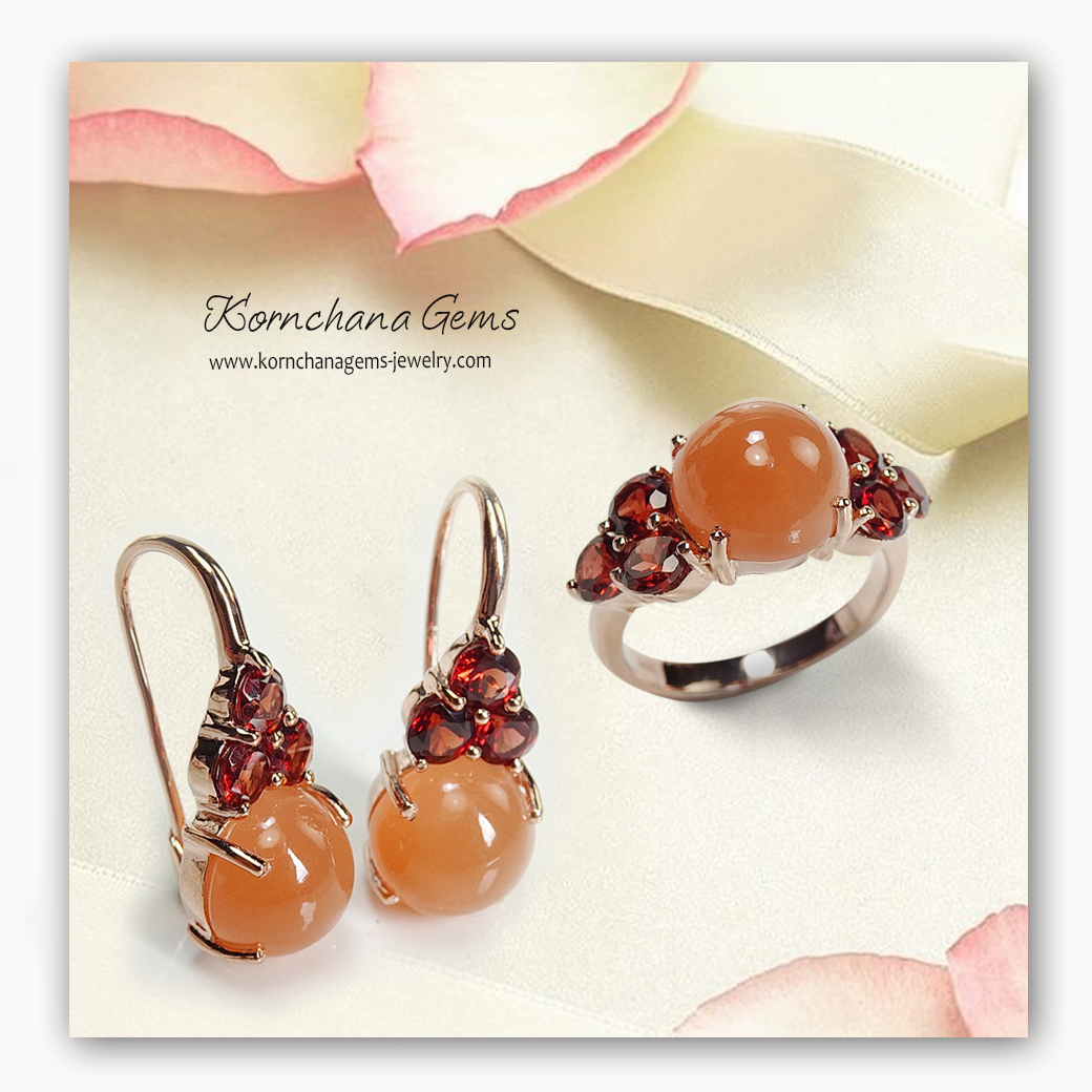 เซ็ทแหวนและต่างหูพลอยสีส้ม (orange moonstone) พลอยสีส้มนวลๆ อ่อนหวานละมุน เจียระไนแบบหลังเบี้ย แมทซ์กับสีน้ำตาลอมแดงของการ์เนท ที่บ่าข้าง สวยหวานลงตัว