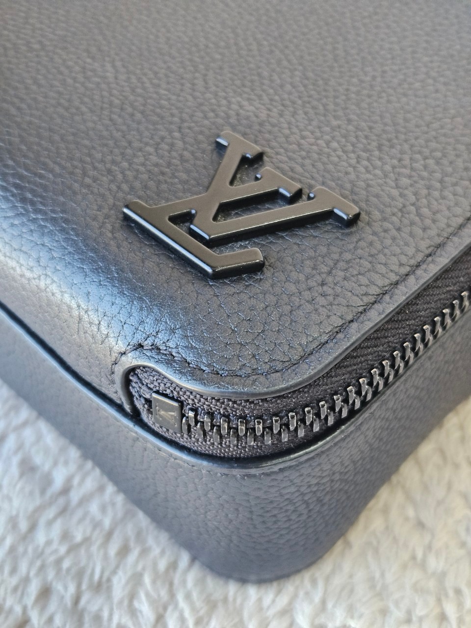 LV M59161 Alpha Wearable Wallet