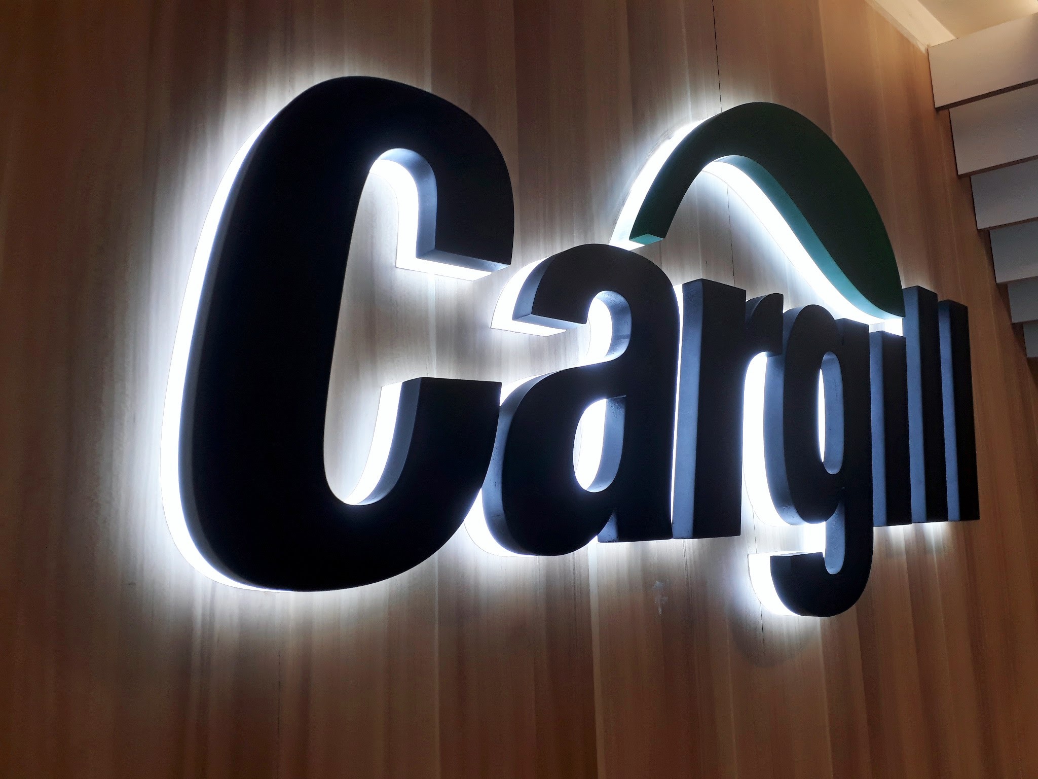 อักษร ฉลุโลโก้ และพลาสวูด ทำสี ซ่อนไฟ LED ยึดหลังอะคริลิค 15 มม. พร้อมติดตั้งราคาโรงงาน