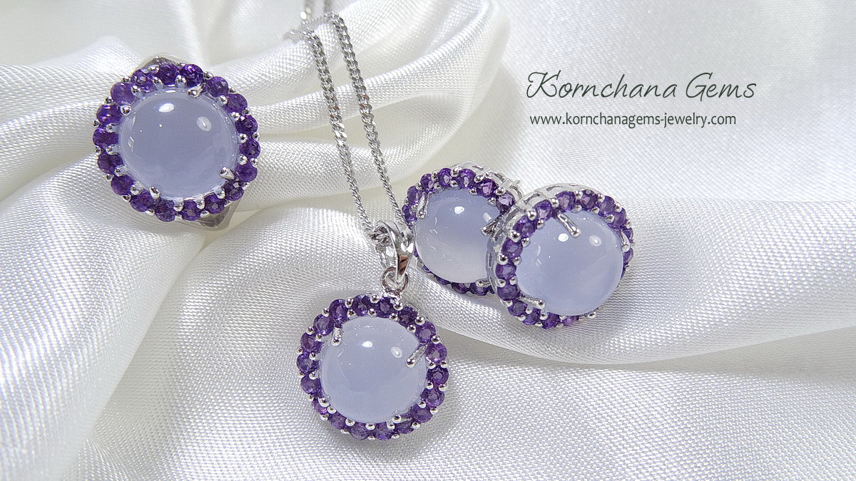 อัญมณีคนเกิดวันศุกร์ พลอยโมรา blue chalcedony พลอยสีฟ้าสวยหวาน ล้อมอเมทิสท์สีม่วงเข้ม ทั้งเซ็ทประกอบด้วยแหวน ต่างหู จี้พร้อมสร้อยคอเงินแท้