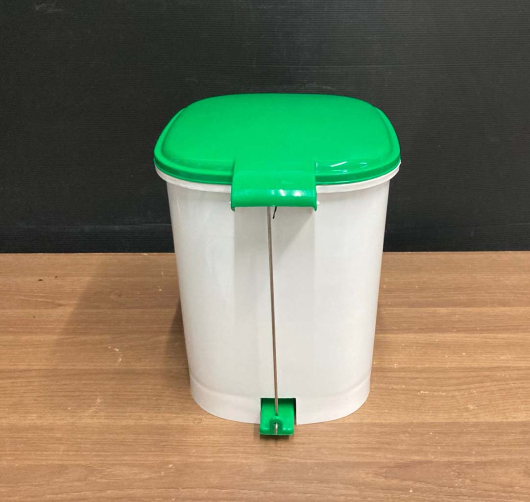 ถังขยะทรงเหลี่ยม เท้าเหยียบ ฝาสี 12 ลิตร