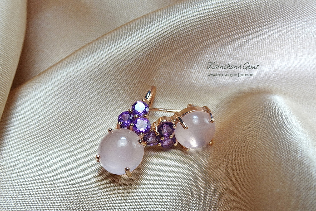 เซ็ทแหวนและต่างหูพลอยสีชมพูโรสควอทซ์ (rosequartz) พลอยหลังเบี้ย สีชมพูอ่อนใส หวานละมุน แมทซ์กับสีม่วงสดใสของอเมทิสท์ amethyst ที่บ่าข้าง สวยหวานลงตัว