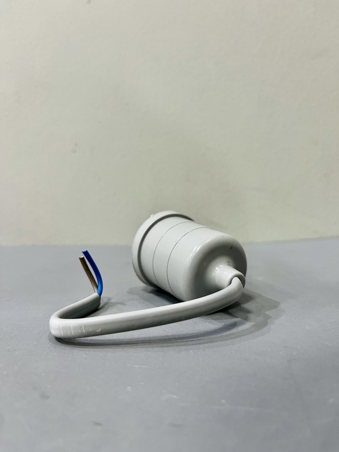 ขั้วห้อยเกลียวยางกันน้ำ E27 สีเทา