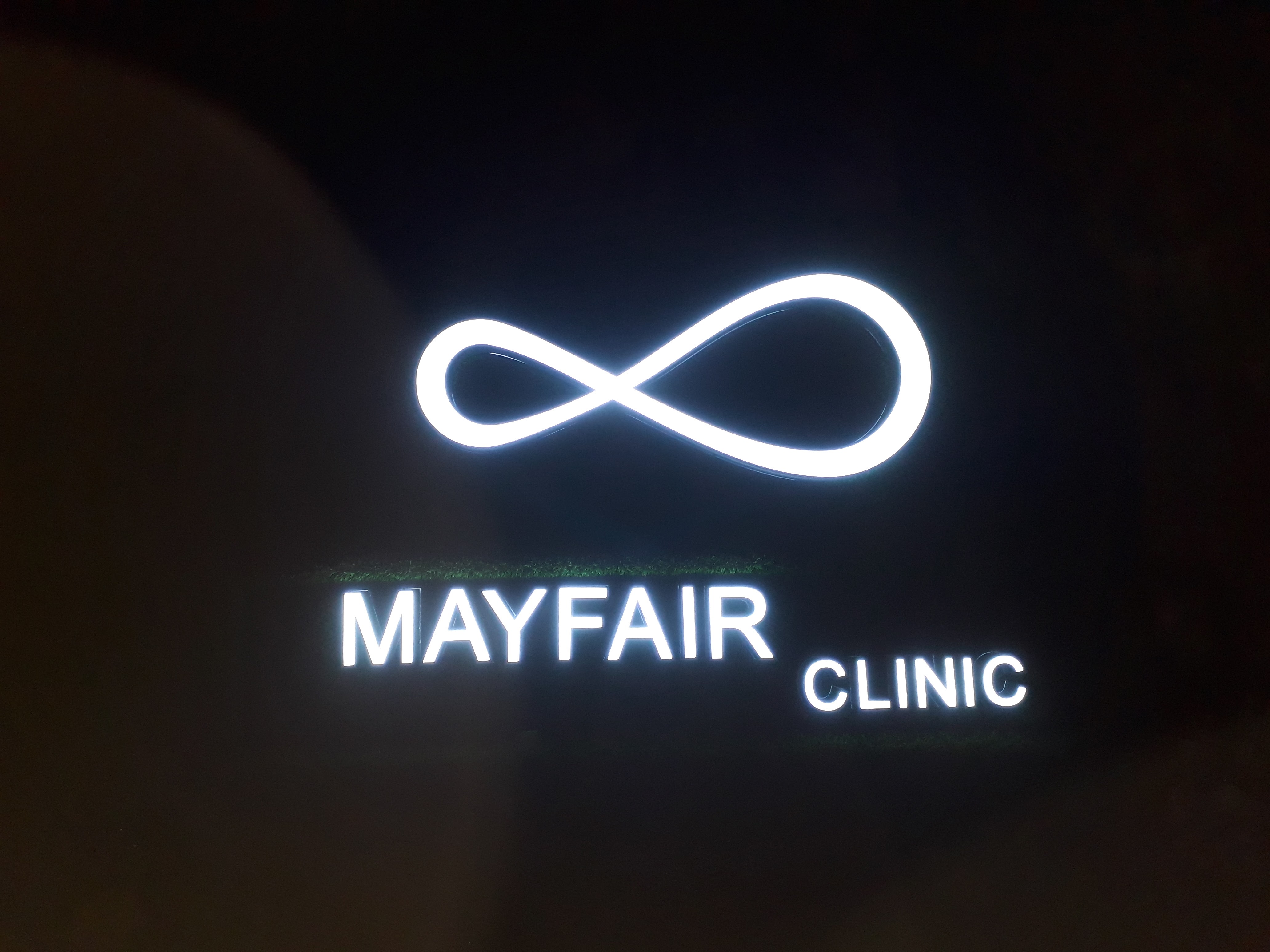 งานผลิตติดตั้ง MAYFAIR CLINIC ตัวอักษร ซิงค์ยกขอบ ทำสี ซ่อนไฟ LED หน้าอะคริลิค 3 มม. พร้อมติดตั้งราคาโรงงาน สำเนา
