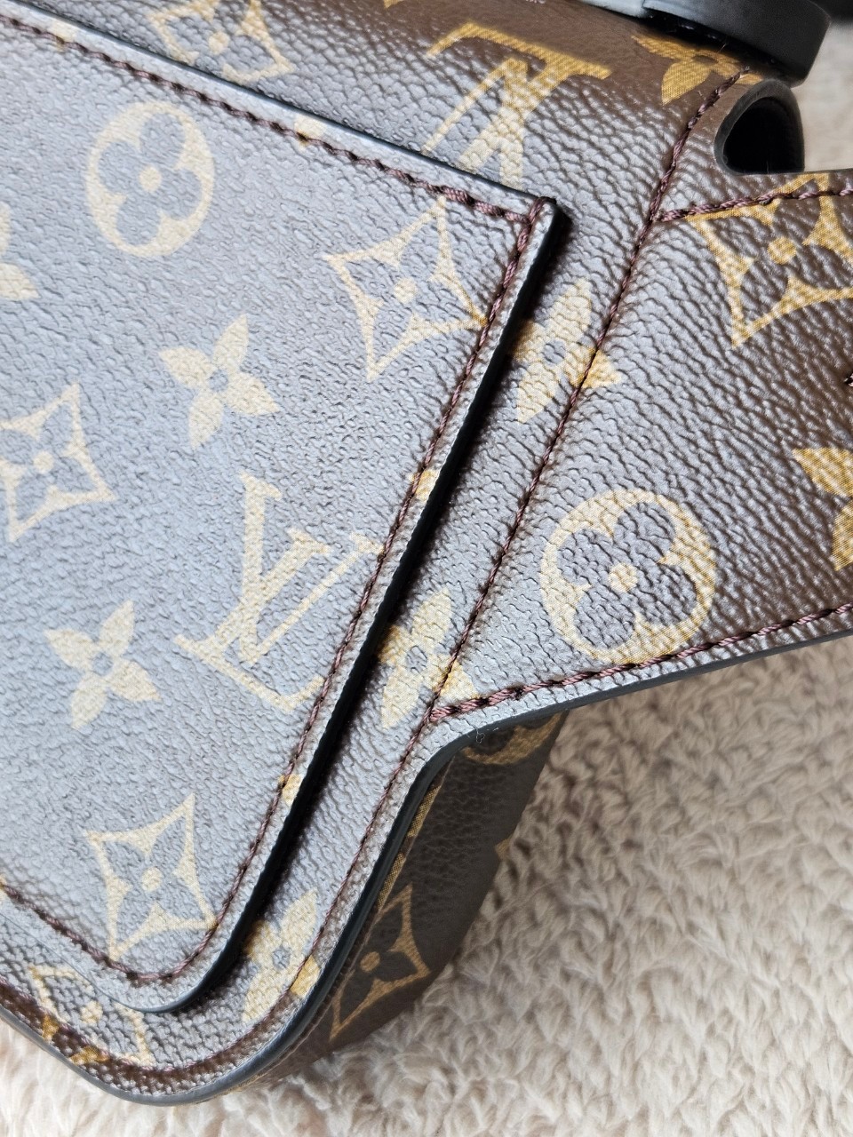 LV S-Lock Slingbag Microchip