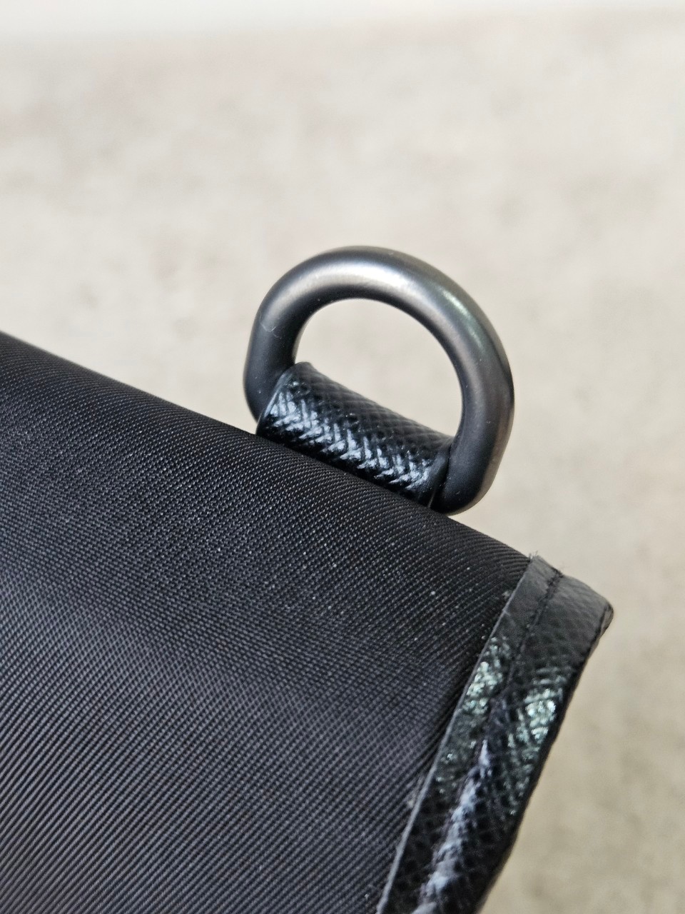 Prada Re-Nylon Smartphone Case สีดำ