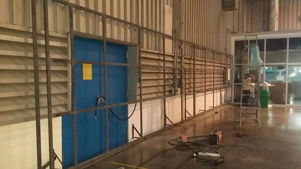 งานผลิตติดตั้ง โรงงาน BMW โครงสร้างเหล็กยึดผนัง กรุแผ่นพลาสวูด 10 มม. โปีวเก็บสี ติดสติกเกอร์ พร้อมติดตั้งราคาโรงงาน