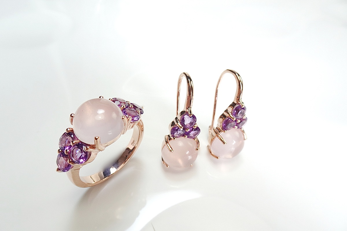 เซ็ทแหวนและต่างหูพลอยสีชมพูโรสควอทซ์ (rosequartz) พลอยหลังเบี้ย สีชมพูอ่อนใส หวานละมุน แมทซ์กับสีม่วงสดใสของอเมทิสท์ amethyst ที่บ่าข้าง สวยหวานลงตัว