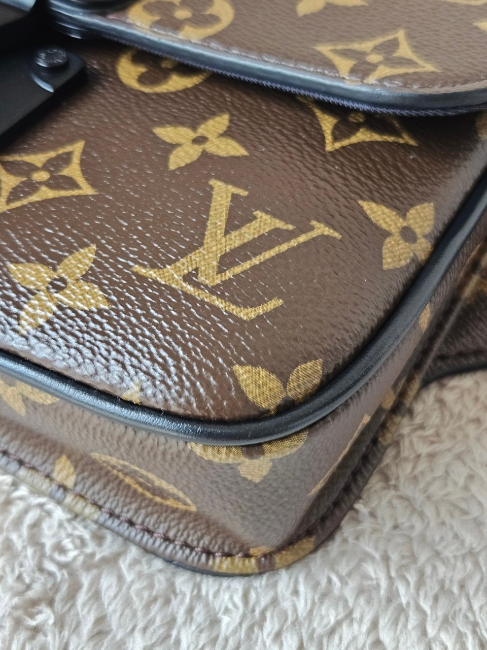LV S-Lock Slingbag Microchip