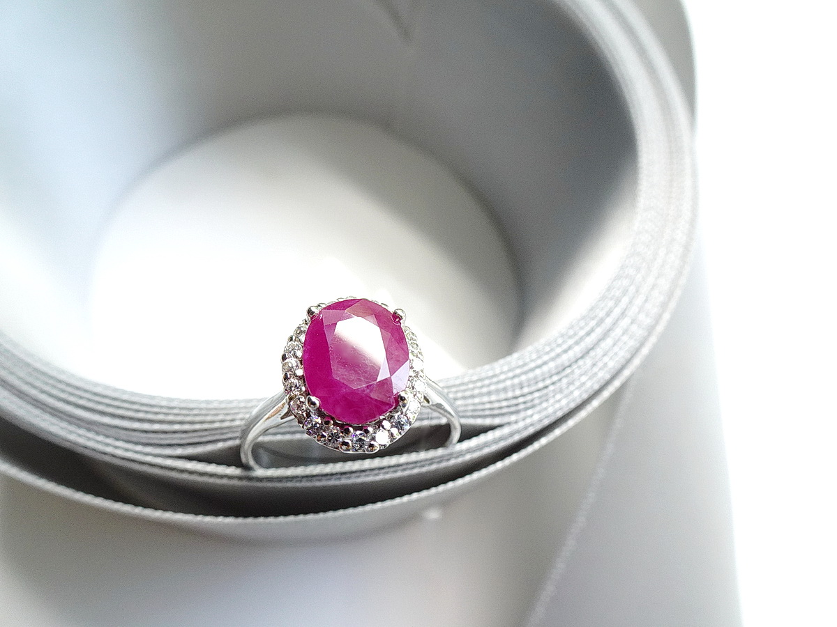 แหวนพลอยแท้ แหวนพลอยทับทิมแท้สีแดงอมชมพูรูปไข่ล้อมพลอยขาวไวท์โทพาส white topaz คลาสสิคสไตล์ ใส่ได้ตลอด ไม่มีตกยุค