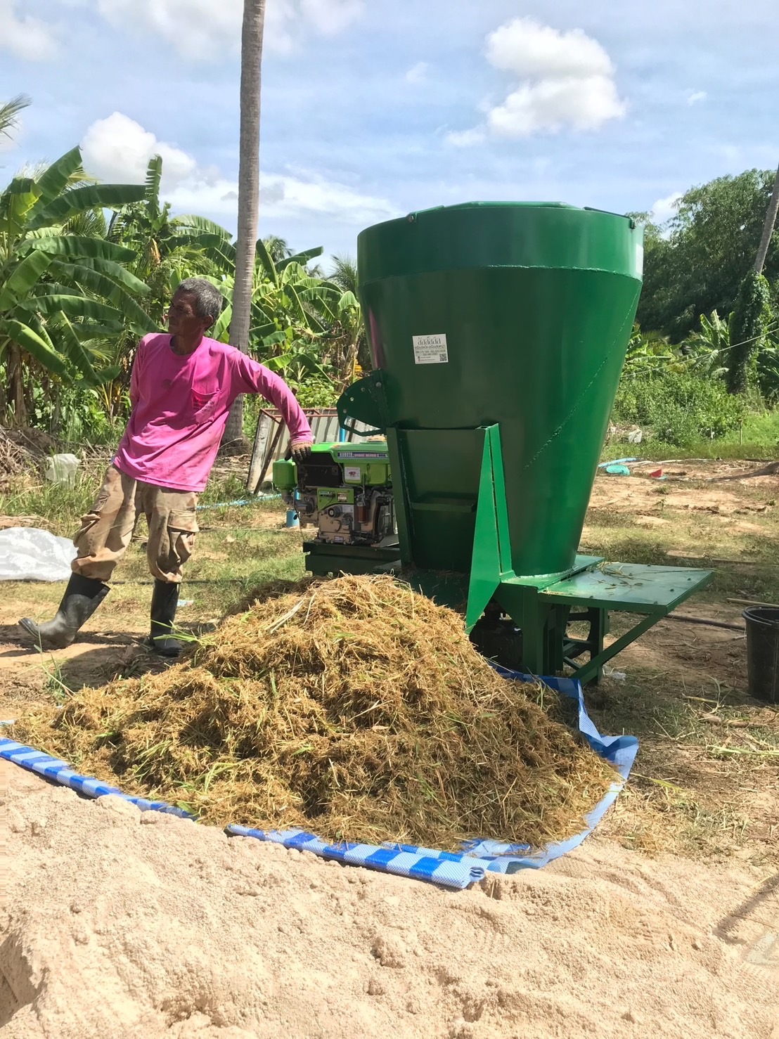 เครื่องผสมTMR รุ่นใหม่ลาสุด สามารถ ใช้มอเตอร์ เครื่องยนตร์เบนซิน ใช้หัวรถไถ เเละต่อPTO เครื่องผสมอาหาร TMR 📣สับฟางได้ทั้งก้อน 📣สับหญ้าเนเปียร์ ได้ทั้งต้น 📣ต้นข้าวโพด ทั้งต้น 📣ใส่ต้นกล้วยได้ทั้งต้น 📣ลดต้นทุน 📣