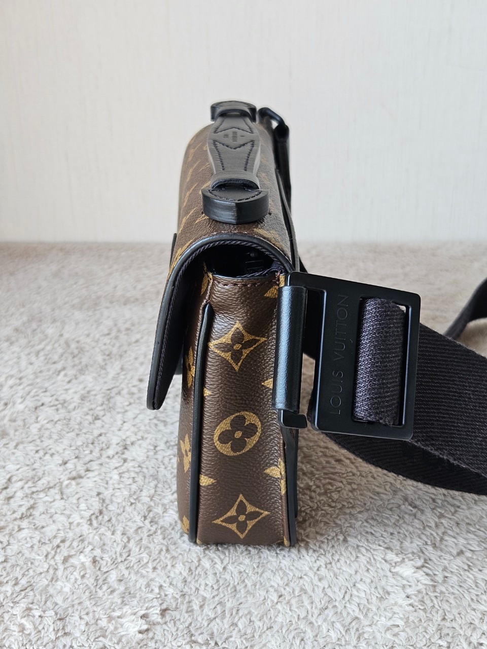 LV S-Lock Slingbag Microchip