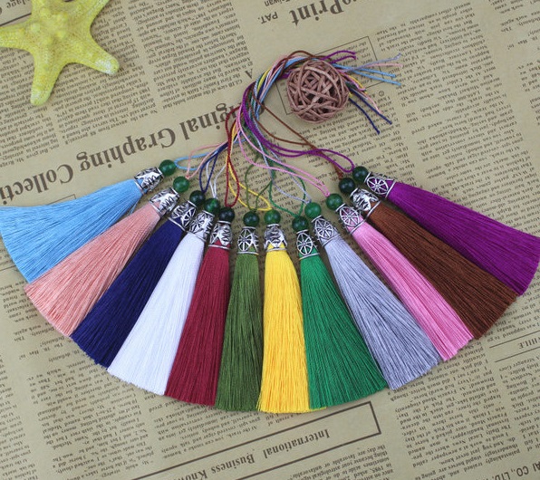 ขายส่ง พู่ไหมพริ้ว แต่งลูกปัดหยก/จุกครอบสีเงิน มีสายคล้อง ความยาวรวม 21.5ซม. (แพ็คคละสี 1โหล/12ชิ้น)