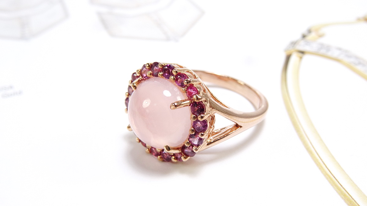 อัญมณีสำหรับคนเกิดวันอังคาร พลอยโรสควอทซ์สีชมพูสวยหวาน ทั้งเซ็ทประกอบด้วยแหวน ต่างหู จี้พร้อมสร้อยคอเงินแท้ ชุบพิงค์โกลด์ ชิ้นงานคุณภาพ ไม่พอใจยินดีคืนเงิน