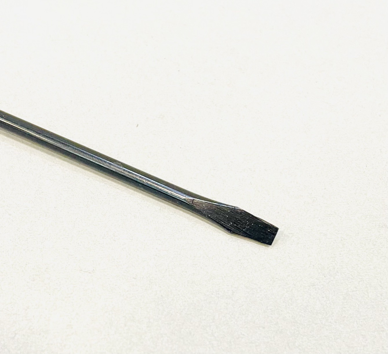 ไขควงแกนกลม ชุบดำ 4มิล x 10" (-) หัวแบน