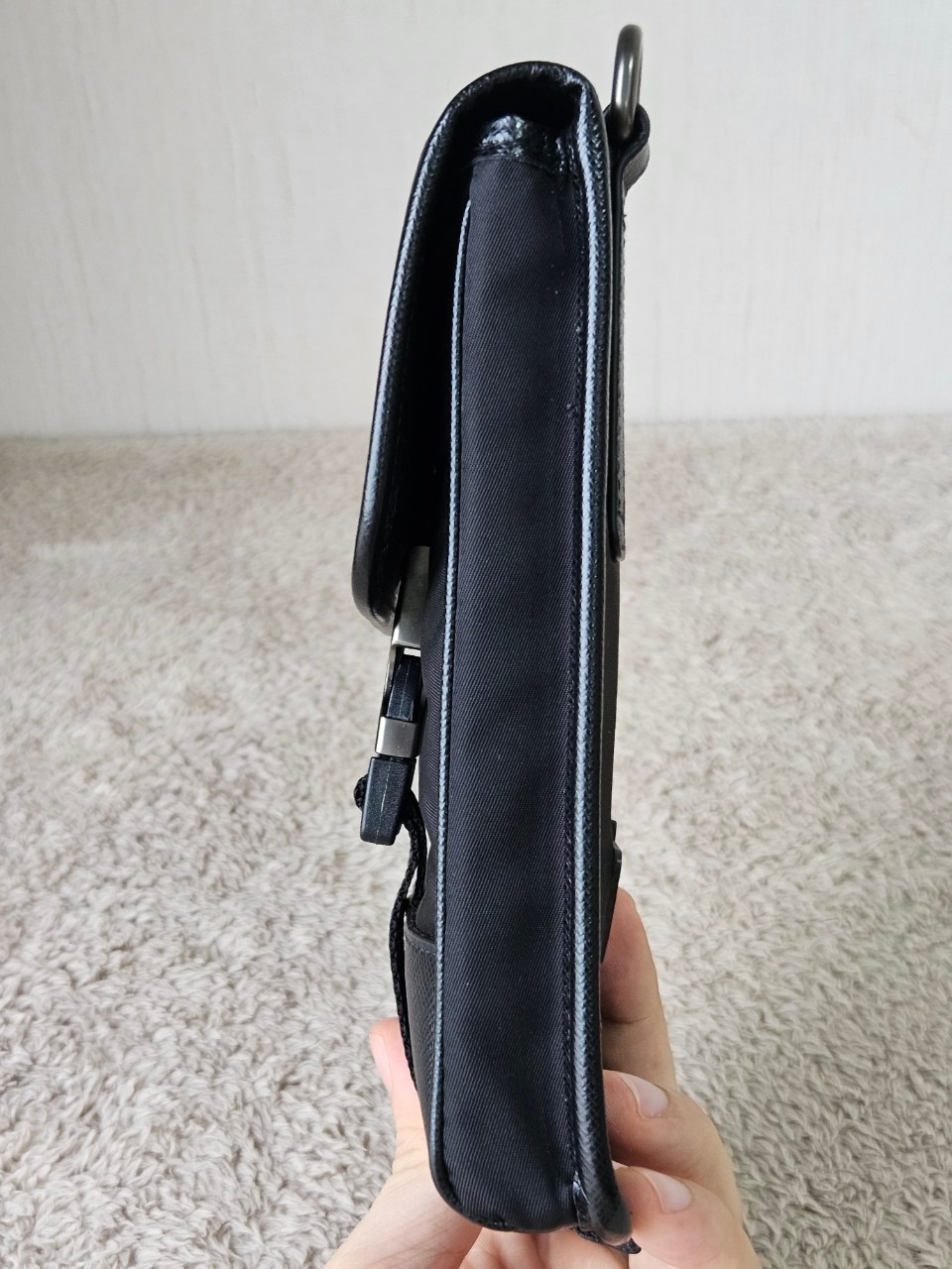 Prada Re-Nylon Smartphone Case สีดำ