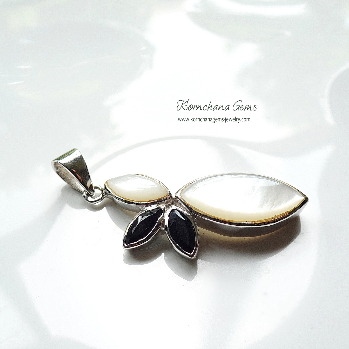 จี้เปลือกหอยมุก Mother of pearl เงางาม ดีไซน์เก๋แมทซ์กับไพลินสีน้ำเงินเข้ม สวยหวาน ตัวเรือนเงินแท้ silver 925