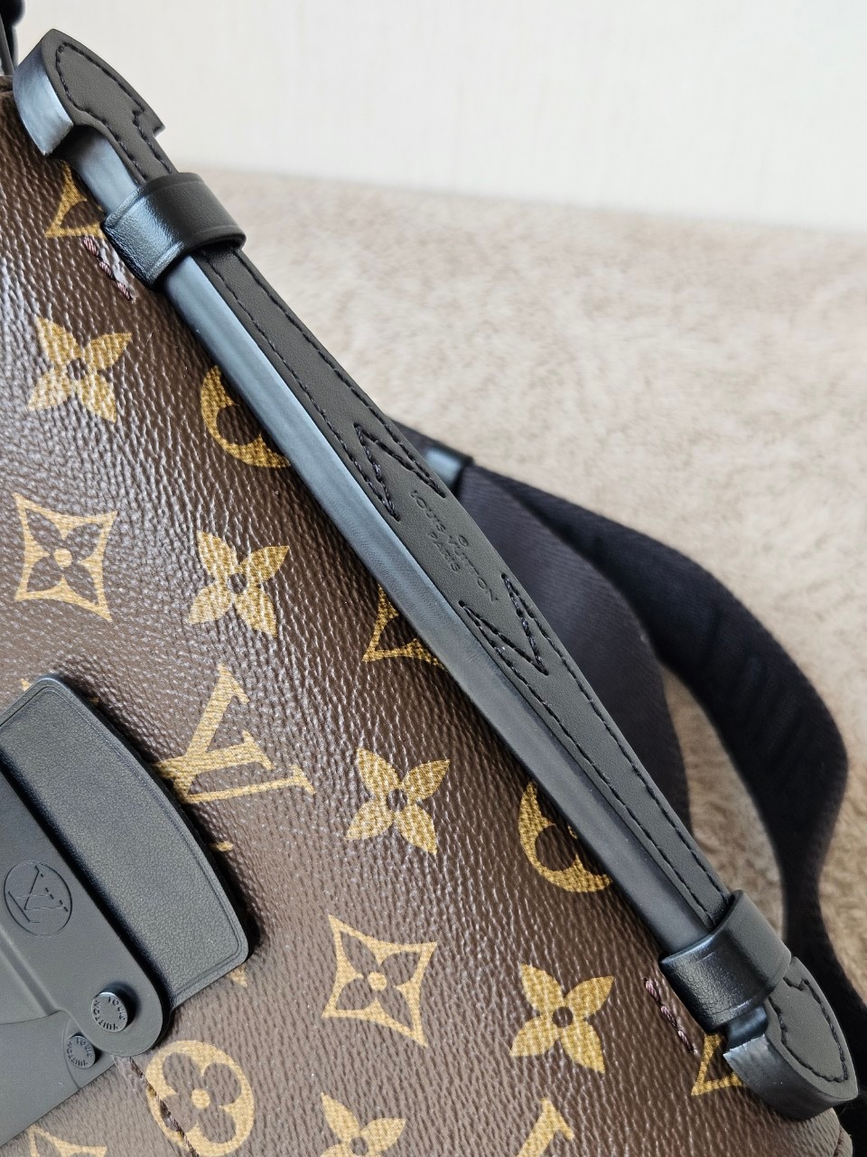 LV S-Lock Slingbag Microchip