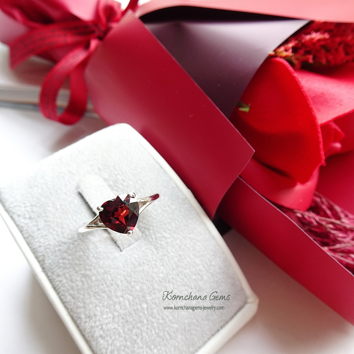 แหวนหัวใจสีแดงพลอยการ์เนทหรือโกเมนสีแดงเข้มเม็ดเดียวโดดเด่น น่ารัก สื่อถึงรักแท้รักเดียว ตัวเรือนเงินแท้ silver925 ชิ้นงานประณีต จัดส่งรวดเร็ว