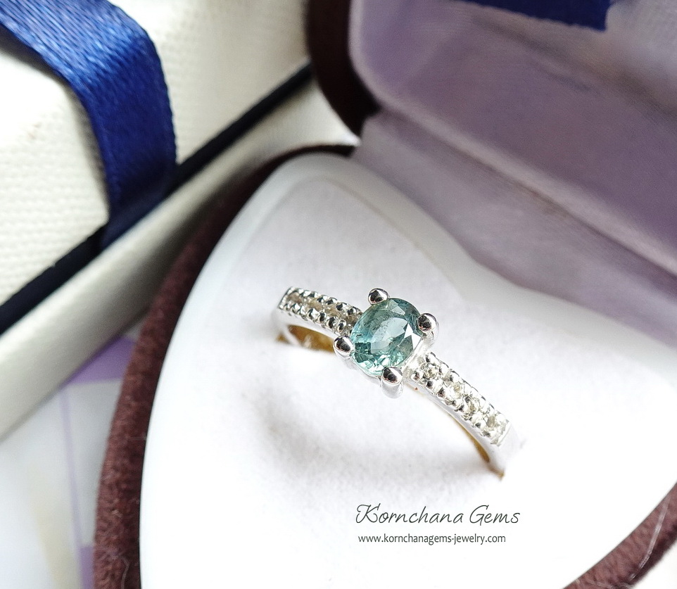 แหวนพลอยเขียวส่อง หรือ green sapphire เขียวส่องเป็นพลอยที่นับวันยิ่งหายากนะคะ วงนี้ออกมาในเฉดสีเขียวมินท์ค่ะ สวยหวาน ดีไซน์เรียบง่าย ใส่ติดนิ้วได้ทุกวัน