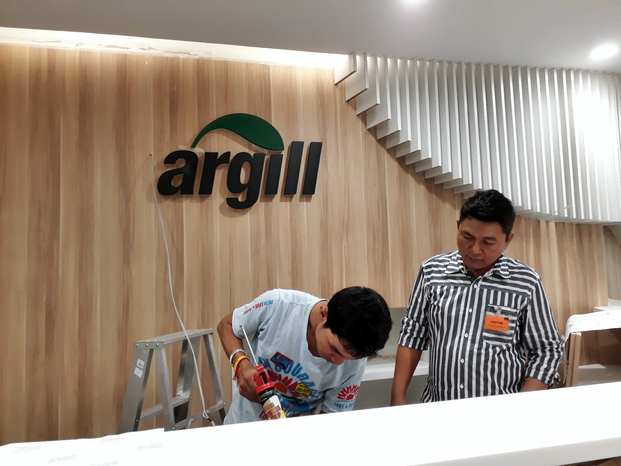 อักษร ฉลุโลโก้ และพลาสวูด ทำสี ซ่อนไฟ LED ยึดหลังอะคริลิค 15 มม. พร้อมติดตั้งราคาโรงงาน