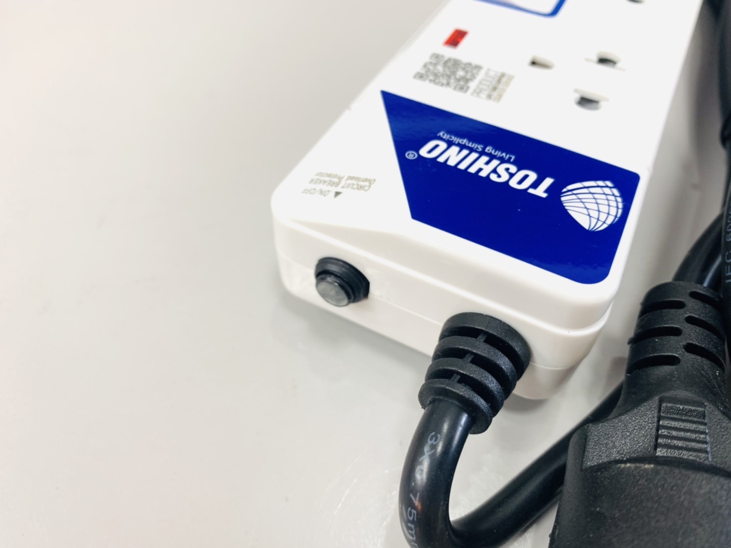 รางปลั๊ก 4 ที่ 3 เมตร โตชิโน 4 สวิทซ์ มีกันกระชาก