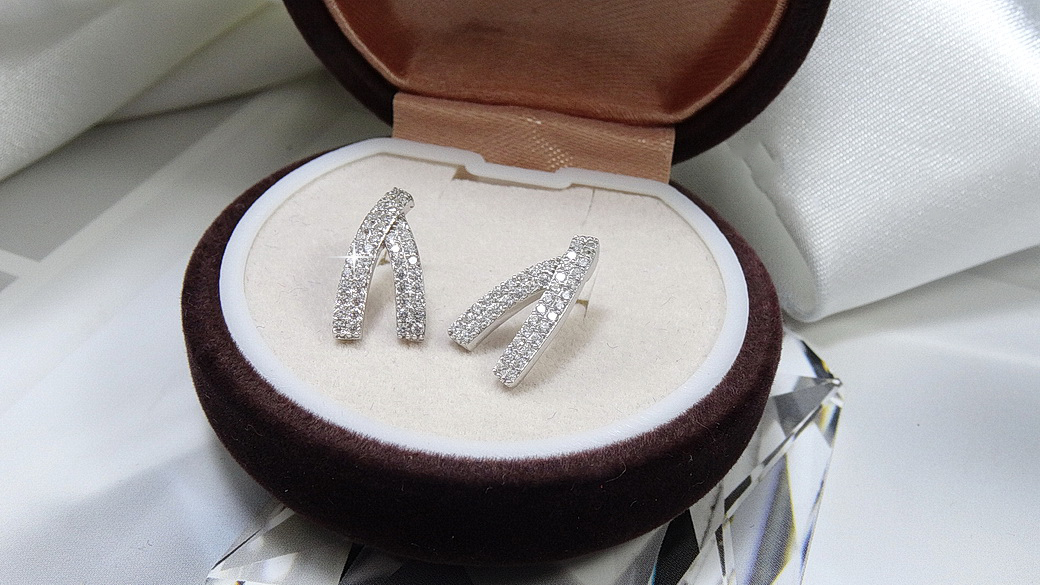 ต่างหูเพชร CZ เกรดพรีเมี่ยม ดีไซน์เก๋ ราคาลดพิเศษเหลือ 550- ตัวเรือนเงินแท้ silver925 ชิ้นงานปราณีต จัดส่งรวดเร็ว