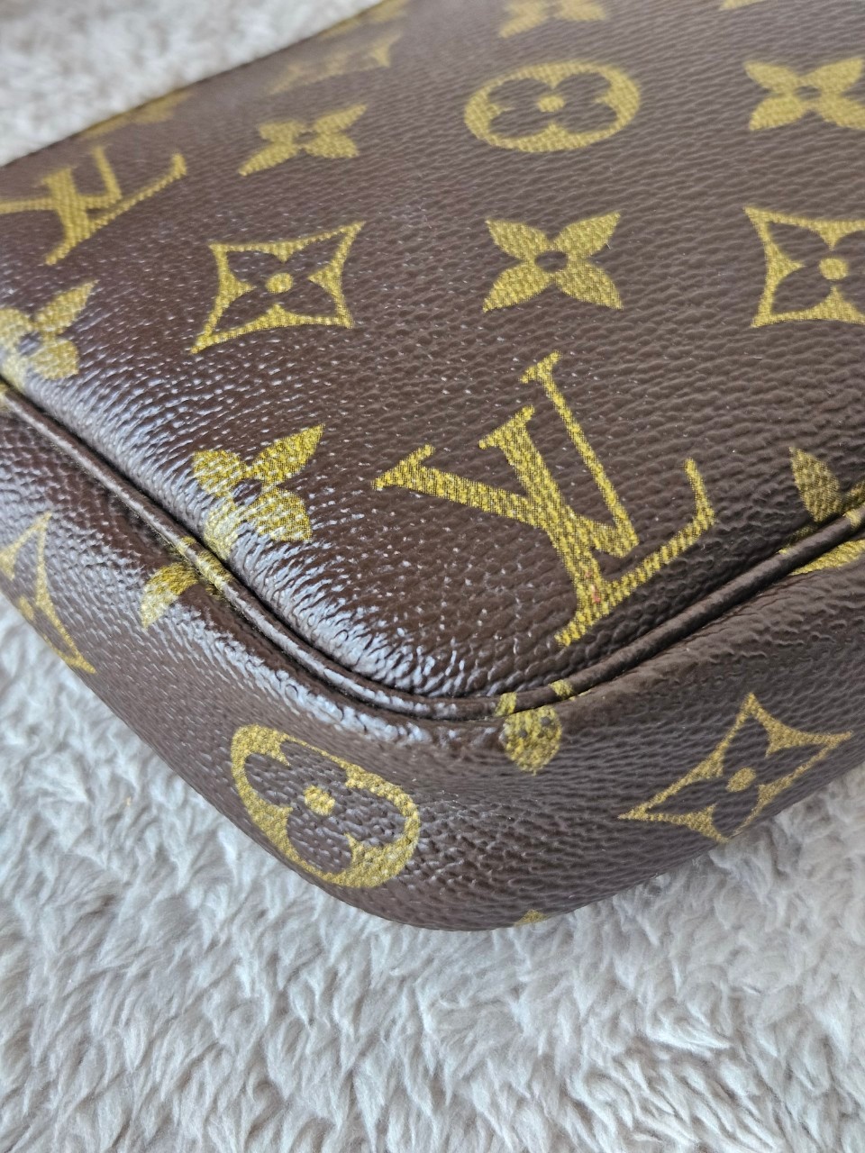 LV Pochette Mono