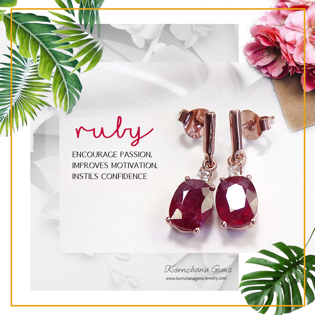 ต่างหูทับทิมโมซัมบิกสีแดงเข้มสวย แมทซ์กับตัวเรือนสีพิงค์โกลด์ ดีไซน์เรียบแต่เก๋ เข้าได้กับทุกสไตล์ ตัวเรือนเงินแท้ silver925 ความยาวต่างหู 2.5 cm.