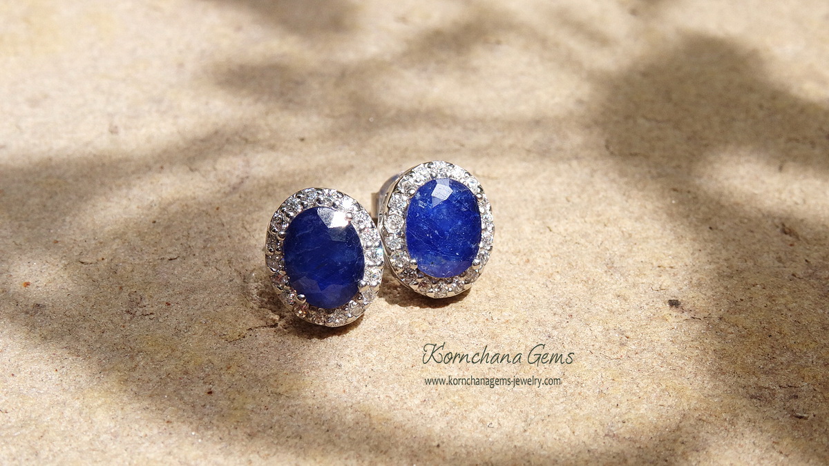 ต่างหูไพลิน พลอยสีน้ำเงินทรงไข่ขนาด 8 mm.ล้อมไวท์โทพาส ต่างหูติดหูเรียบๆแบบนี้ใส่ได้ตลอดไม่มีตกยุคคร่าาตัวเรือนเงินแท้ silver925