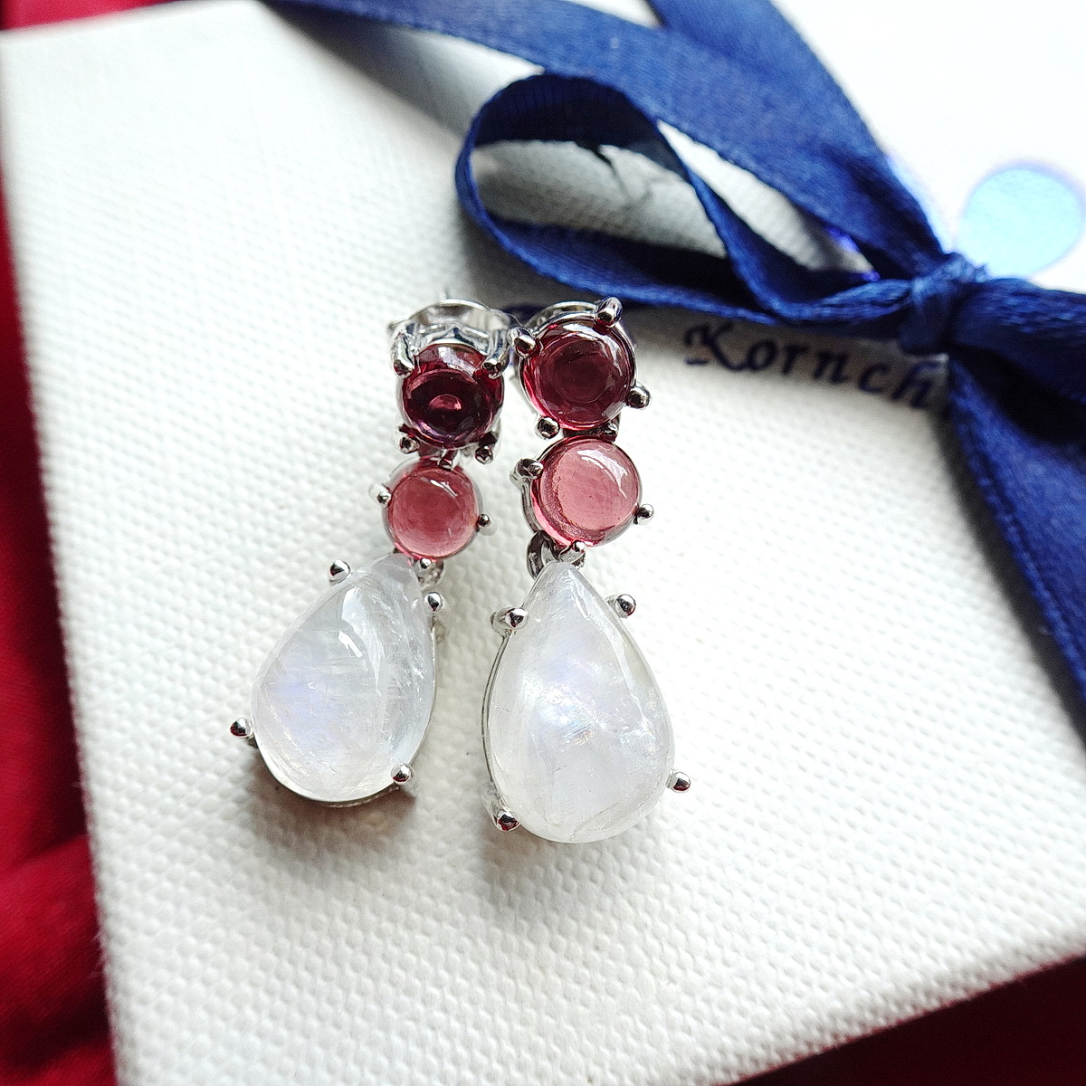 ต่างหูห้อยเรนโบว์มูนสโตน หรือมุกดาหารทรงลูกแพรหรือหยดน้ำ อัญมณีประจำราศีเมถุน ให้สีสะท้อนแสงเหลือบรุ้ง ด้านบนฝัง'โกเมนหรือการ์เนทท์สีแดงอมน้ำตาล ตัดกับสีขาวรุ้งของมูนสโตน สวยงามมากค่ะ