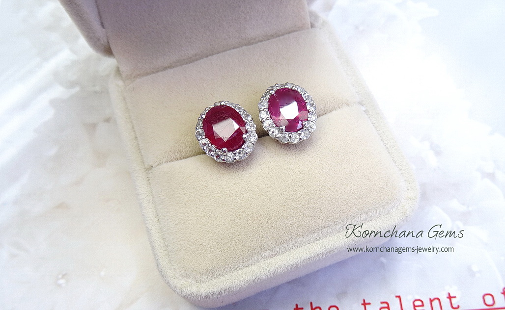 ต่างหูทับทิมแท้ทรงไข่สีแดงอมชมพู สวยมาก ต่างหูติดหูแบบนี้ สวยคลาสสิคตลอดกาลค่ะ ใส่ได้ไม่มีตกยุค เนื้อพลอยสวยใส พลอยเม็ดใหญ่