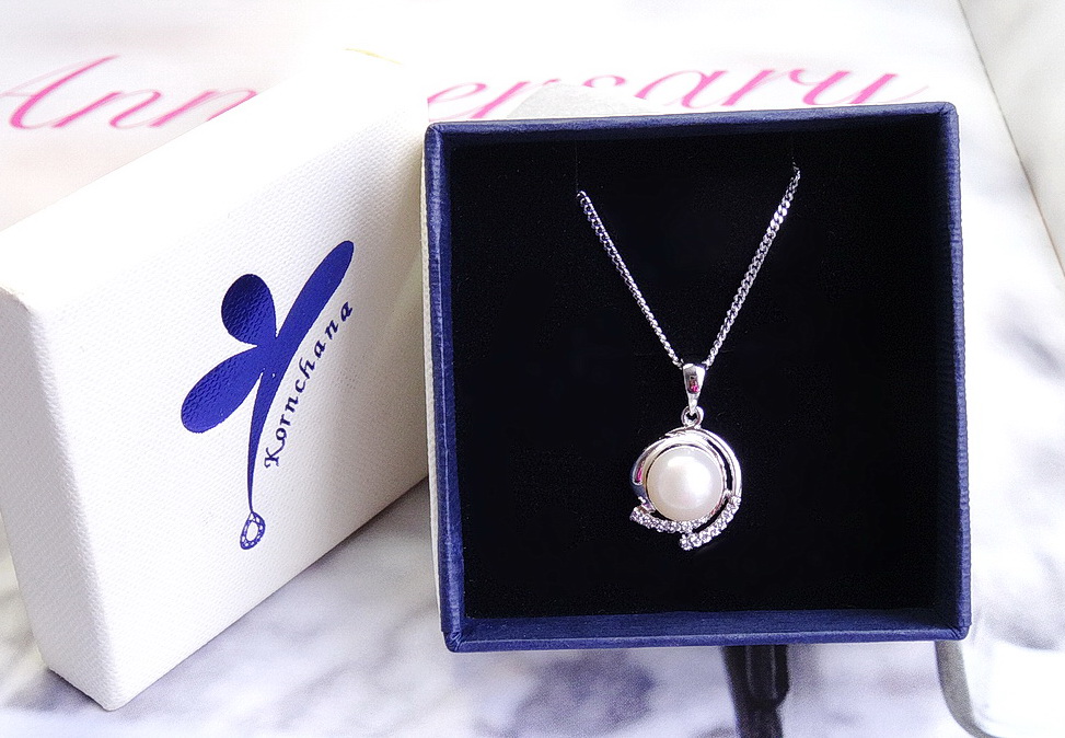 จี้มุกน้ำจืดแท้สีขาวครีม ดีไซน์เก๋ๆ แต่เรียบหรู ตัวเรือนเงินแท้ silver925 ความยาวจี้พร้อมตัวเรือน 1.5 cm. ขนาดกำลังน่ารักใส่ได้ทุกวัน