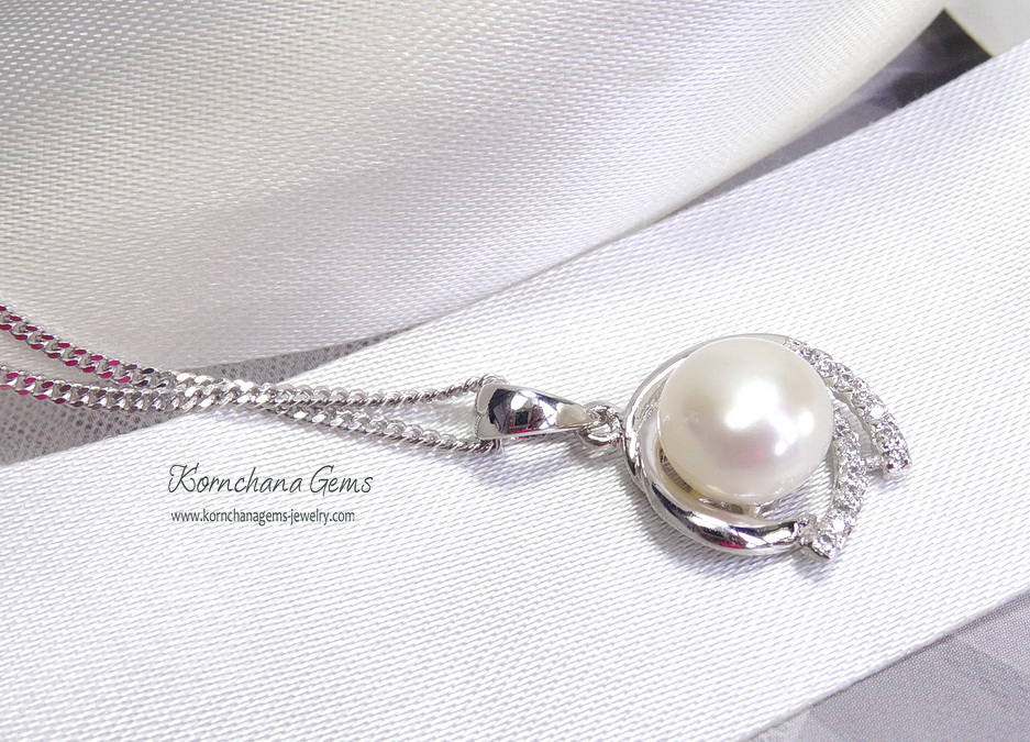 จี้มุกน้ำจืดแท้สีขาวครีม ดีไซน์เก๋ๆ แต่เรียบหรู ตัวเรือนเงินแท้ silver925 ความยาวจี้พร้อมตัวเรือน 1.5 cm. ขนาดกำลังน่ารักใส่ได้ทุกวัน