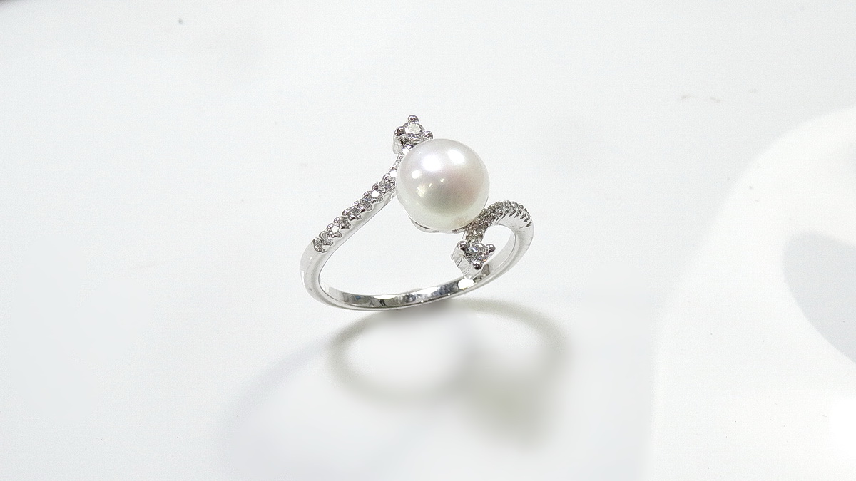 แหวนมุกน้ำจืดแท้ ดีไซน์สุดเก๋ สวยหวานด้วยมุกสีขาวครีม ตัวเรือนเงินแท้ silver 925 ชิ้นงานประณีตสุดๆ รับประกันความพึงพอใจ