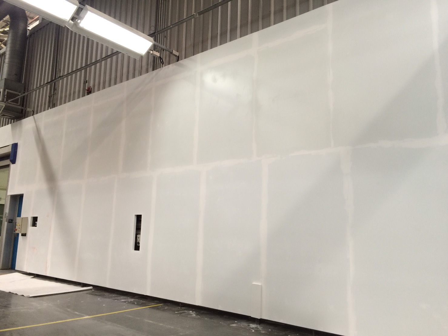 งานผลิตติดตั้ง โรงงาน BMW โครงสร้างเหล็กยึดผนัง กรุแผ่นพลาสวูด 10 มม. โปีวเก็บสี ติดสติกเกอร์ พร้อมติดตั้งราคาโรงงาน