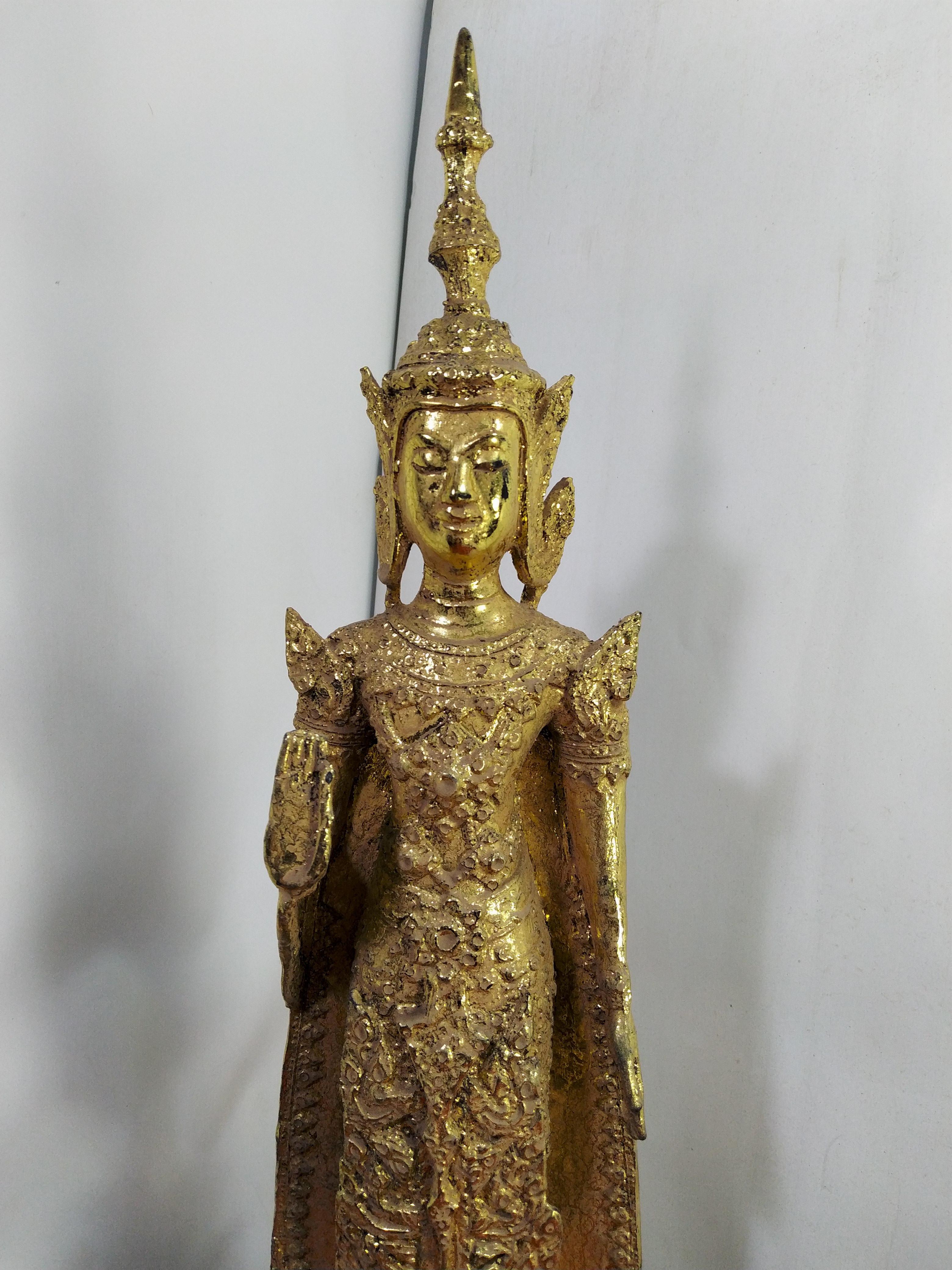 พระรัตนะ ปางห้ามญาติ ประจำวันสำหรับผู้ที่เกิดวันจันทร์