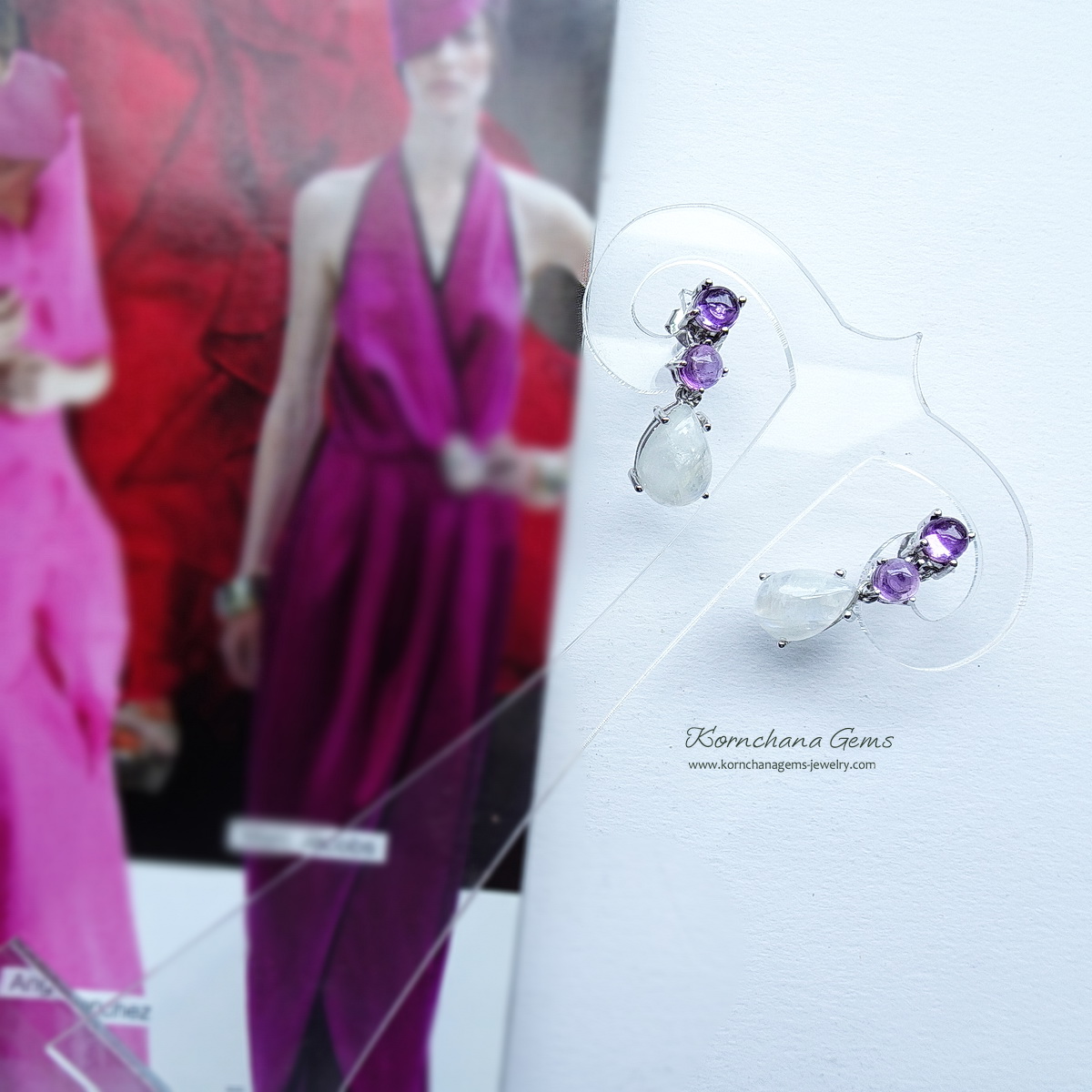 ต่างหูห้อยเรนโบว์มูนสโตน หรือมุกดาหารทรงลูกแพรหรือหยดน้ำ อัญมณีประจำราศีเมถุน ให้สีสะท้อนแสงเหลือบรุ้ง ด้านบนฝังอเมทิสท์สีม่วง ตัดกับสีขาวรุ้งของมูนสโตน สวยงามมากค่ะ
