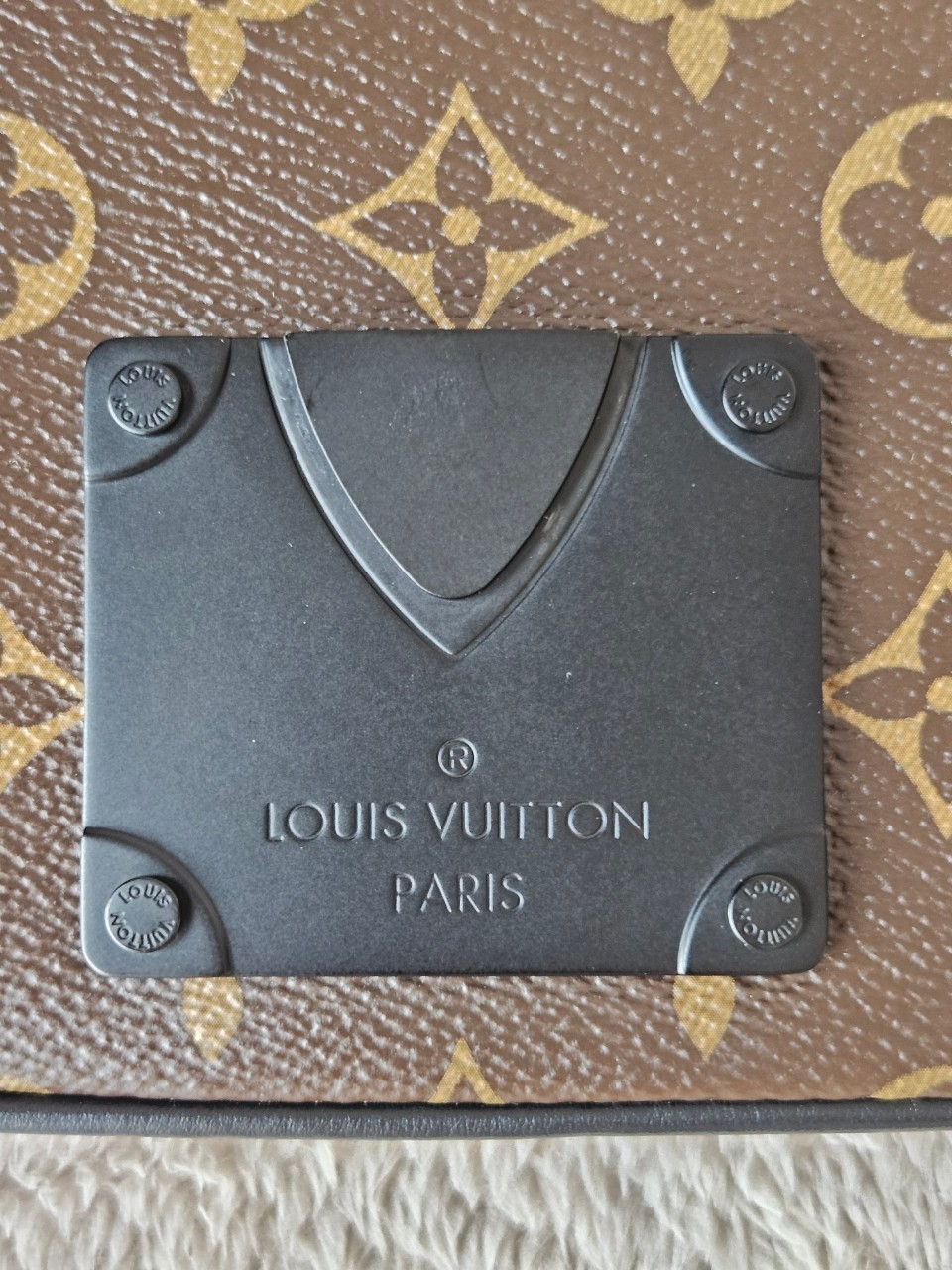 LV S-Lock Slingbag Microchip