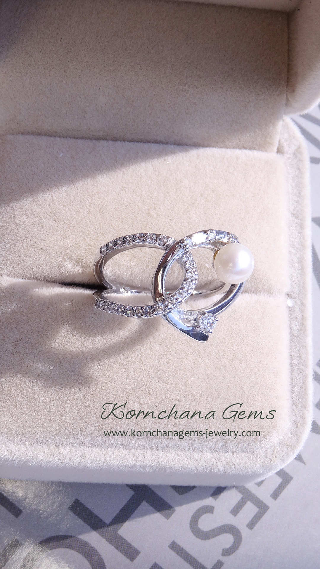 แหวนเพชรสวิสเก๋ๆ แรงบันดาลใจากสัญลักษณ์ infinity สื่อถึงความรัก ความสุขไม่มีวันสิ้นสุด แต่งด้วยมุกแท้สีครีม ฝีมือประณีต รับประกันความพึงพอใจ