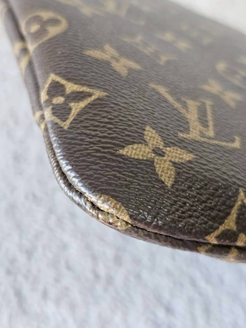 LV m44499 Etui Voyage MM Pouch microchip